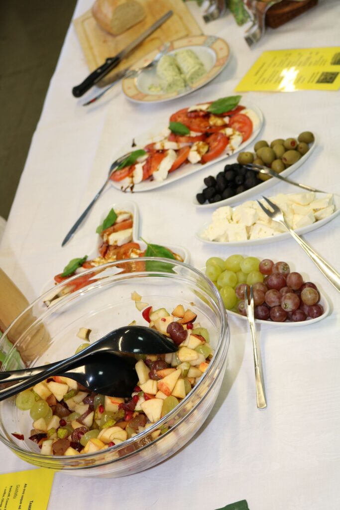 Salat und verschiedene Vorspeisen auf einem Tisch.