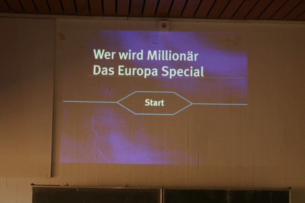 Projektion mit dem Titel "Wer wird Millionär: Das Europa Special" und dem Wort "Start".