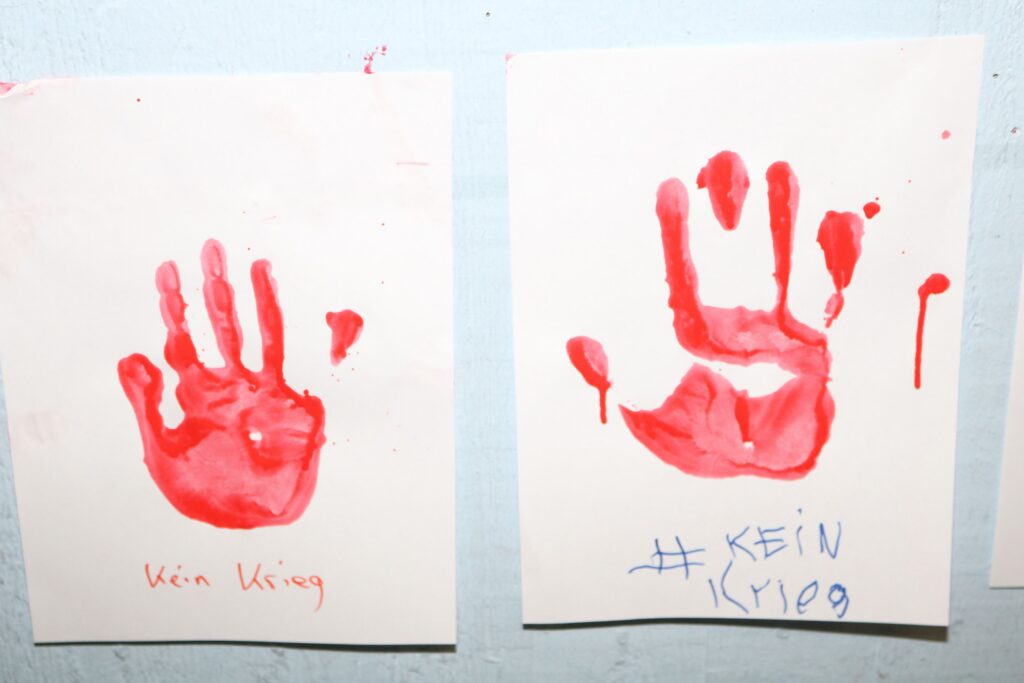Rote Handabdrücke auf Papier mit den Aufschriften "kein Weg" und "#KEIN1009".
