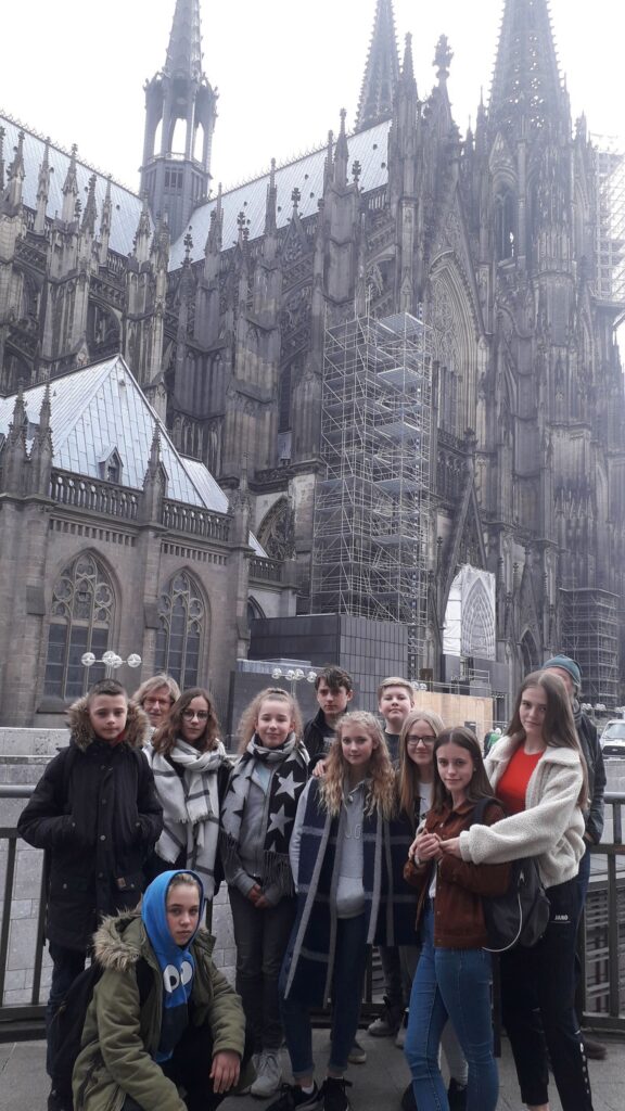 Gruppe von Schülern vor der Prager Burg mit dem St. Veits-Dom im Hintergrund.