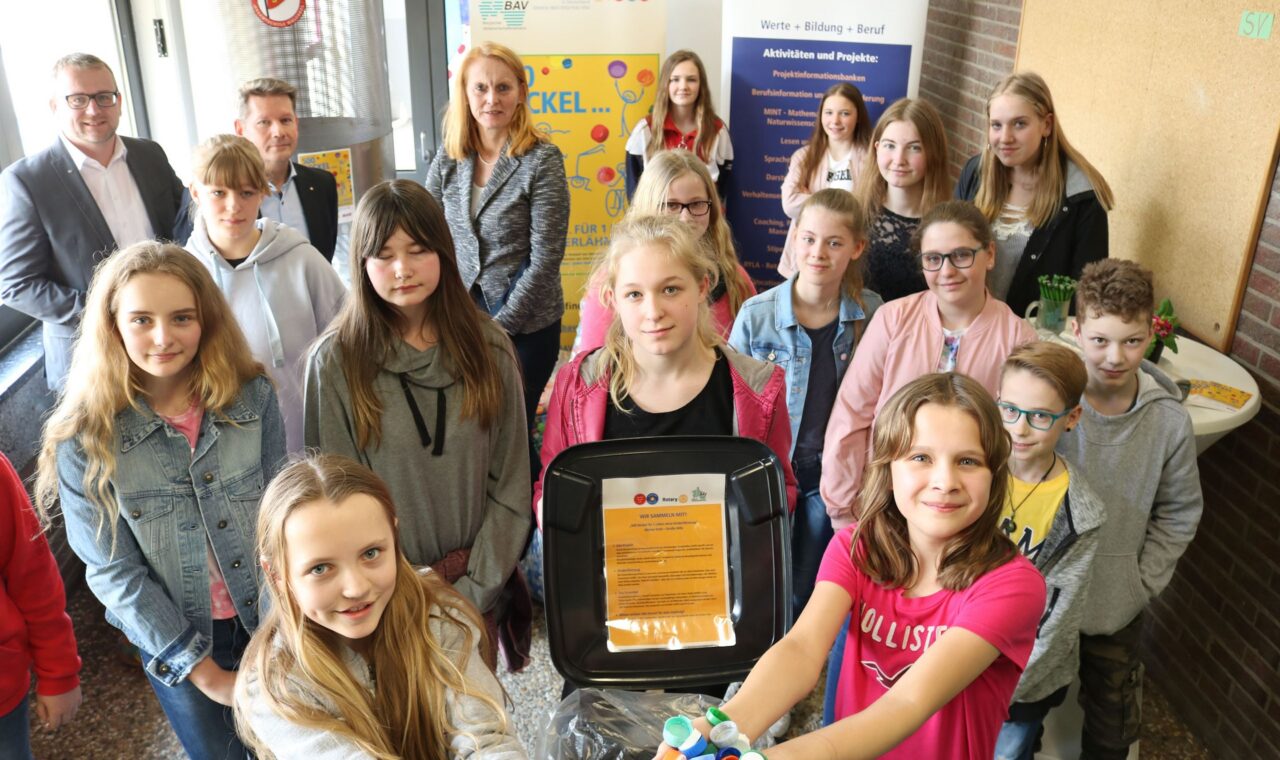 Gruppe von Schülern und Lehrern bei einer Veranstaltung in der Schule.