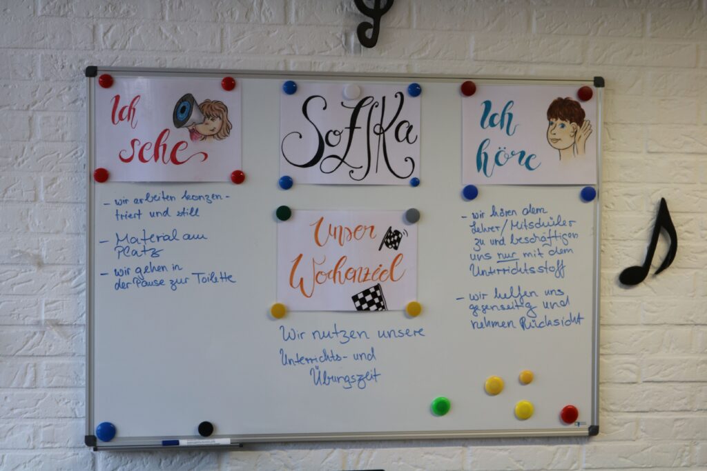 Tafel mit Informationen zu "SoflKa" und Hinweisen für Schüler.