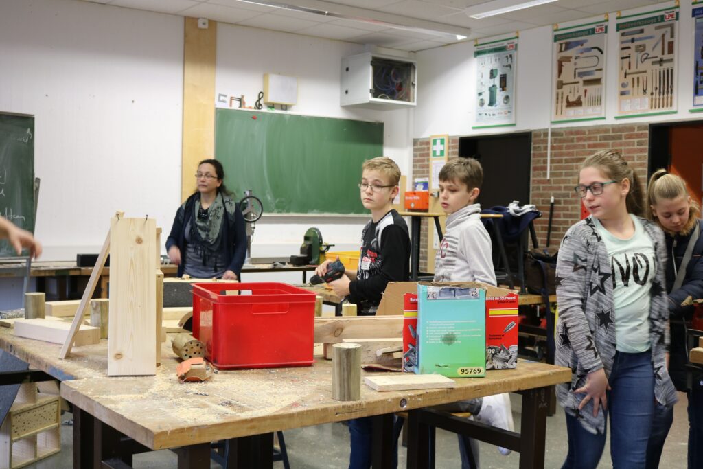 Schüler arbeiten in einem Klassenraum für handwerkliche Projekte.