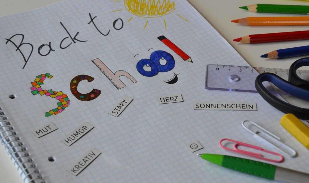 Bunt gestaltetes Heft mit dem Titel "Back to School" und verschiedenen Buntstiften.