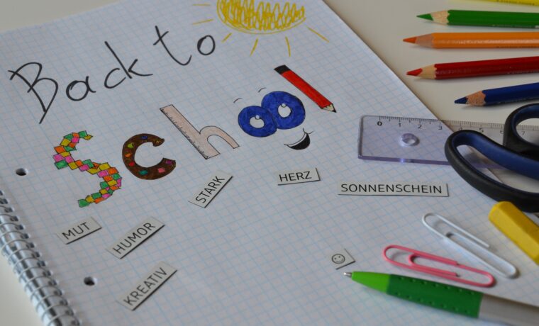 Bunt gestaltetes Heft mit dem Titel "Back to School" und verschiedenen Buntstiften.