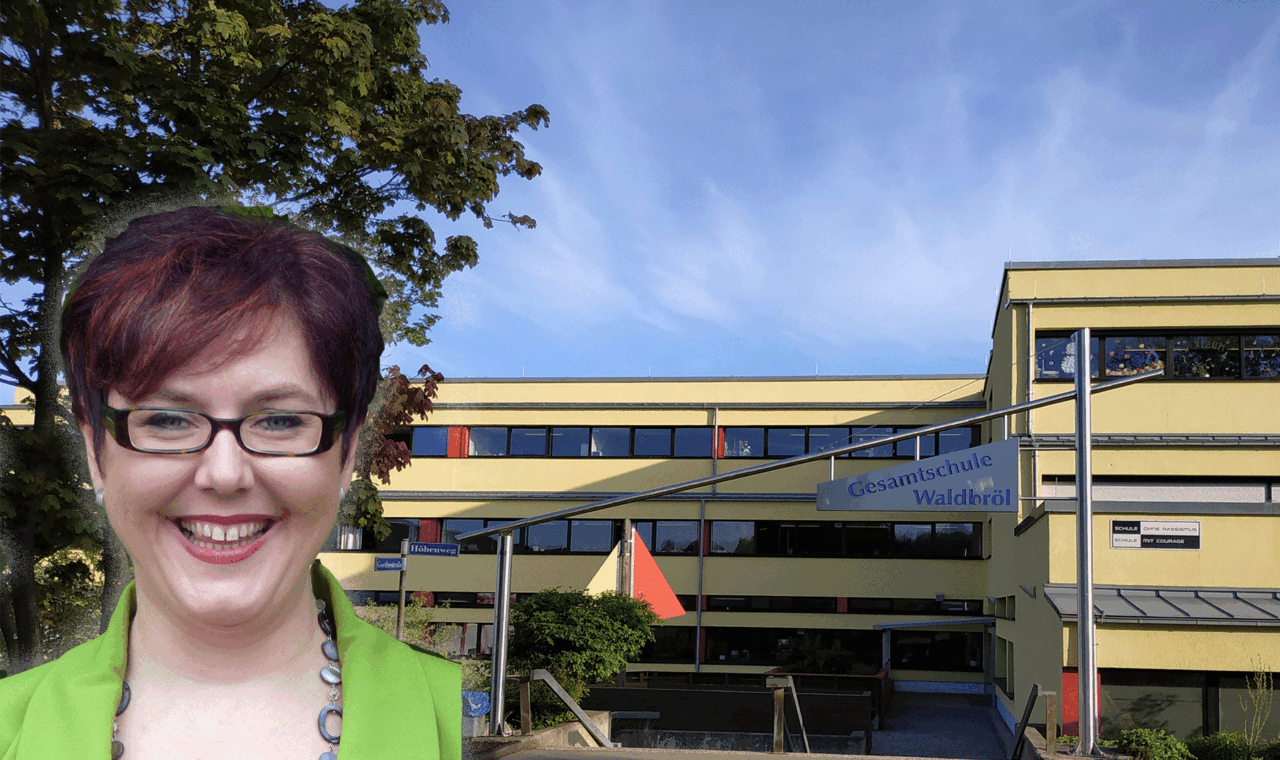 Schulgebäude mit Frau im Vordergrund und grünem Hintergrund.