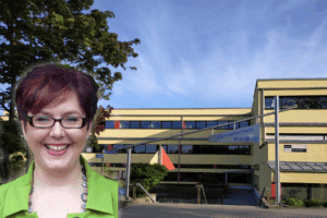 Schulleiterin Kirsten Wallbaum vor dem Eingang der Gesamtschule Waldbröl.