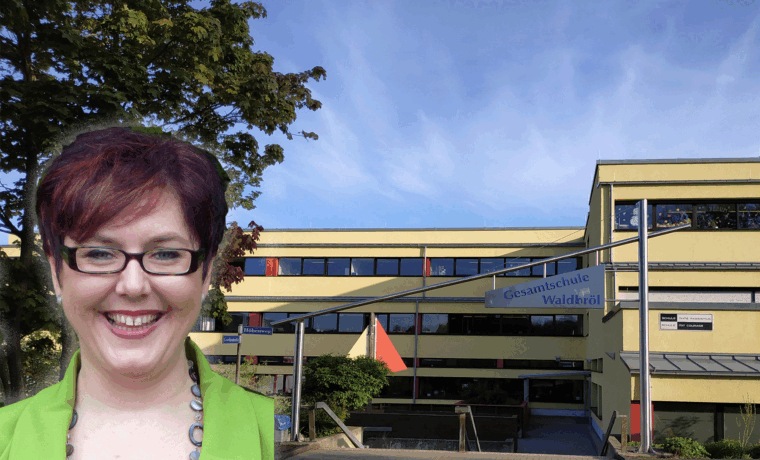 Schulgebäude mit Frau im Vordergrund und grünem Hintergrund.