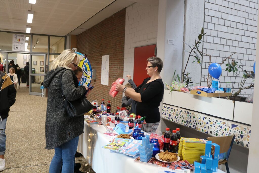 Stand mit festlichen Snacks und Getränken, Besucherinnen beim Einkaufen.