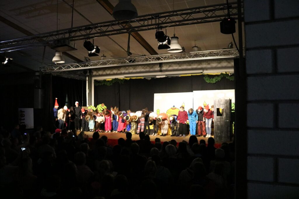 Veranstaltung mit Zuschauern und einer Aufführung auf der Bühne.
