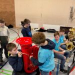 Schüler üben in einer Sporthalle mit Tuba und Euphonium.