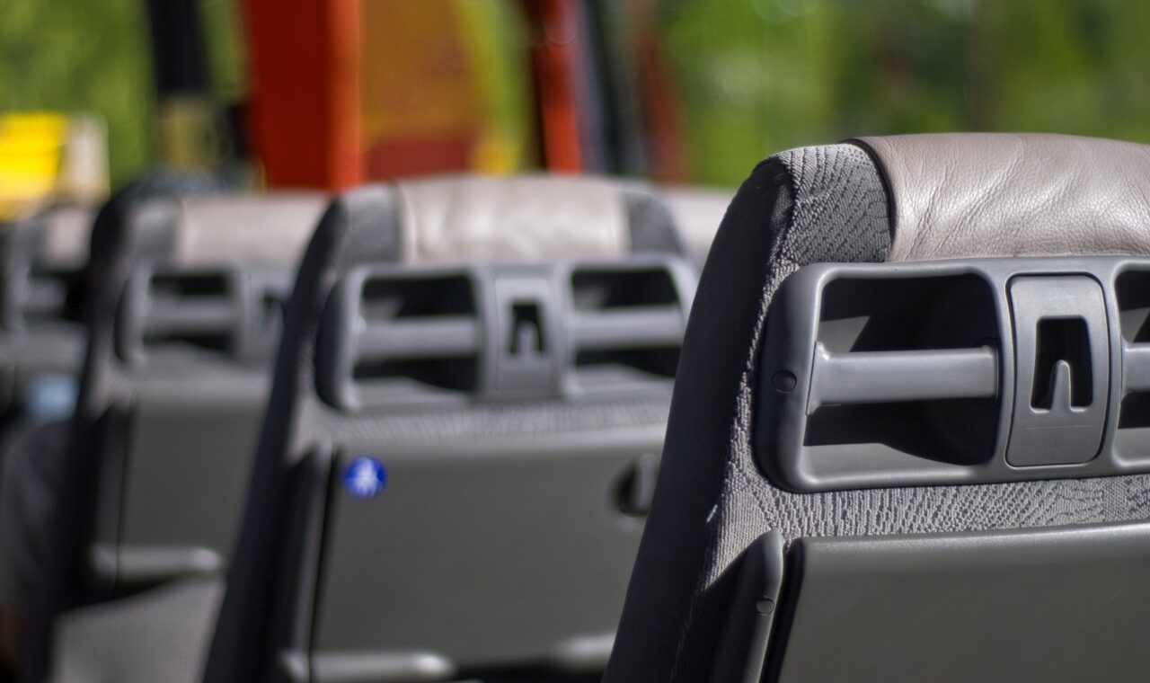 Ansicht der Rückenlehnen von Bus Sitzen.