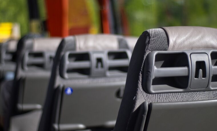 Ansicht der Rückenlehnen von Bus Sitzen.