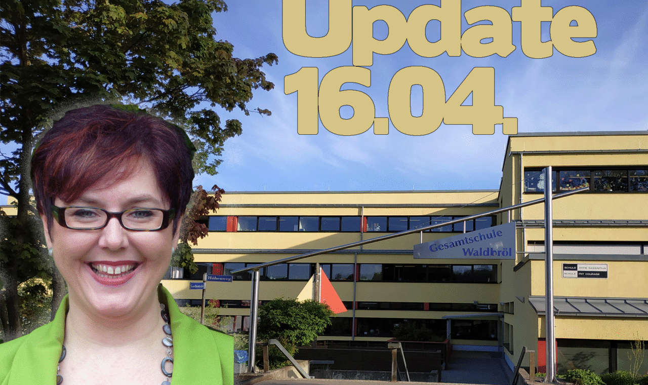 Person lächelt vor einem Schulgebäude; Text „Update 16.04.“.