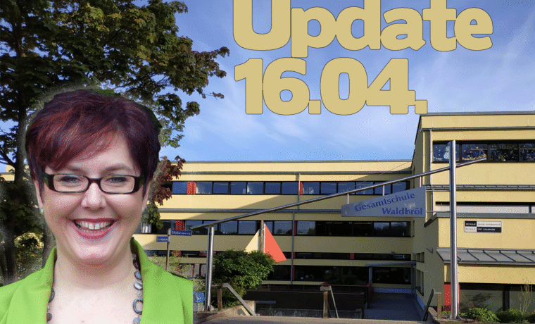Person lächelt vor einem Schulgebäude; Text „Update 16.04.“.