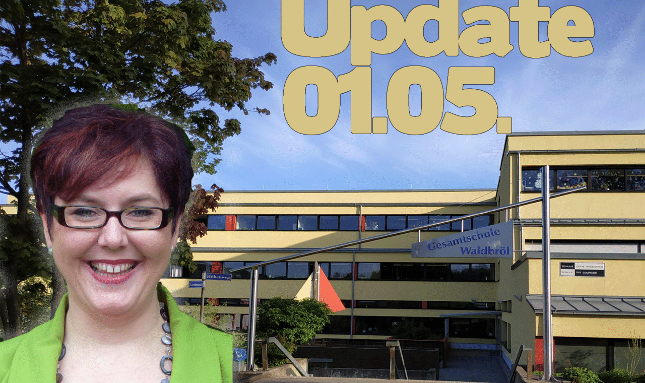 Frau mit Brille lächelt vor Schulgebäude, Text: "Update 01.05." im Hintergrund.