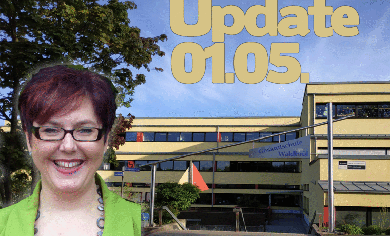 Frau mit Brille lächelt vor Schulgebäude, Text: "Update 01.05." im Hintergrund.