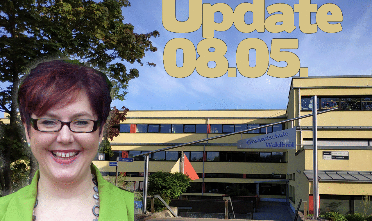 Frau mit Brille lächelt vor Schulgebäude, Text "Update 08.05." im Hintergrund.