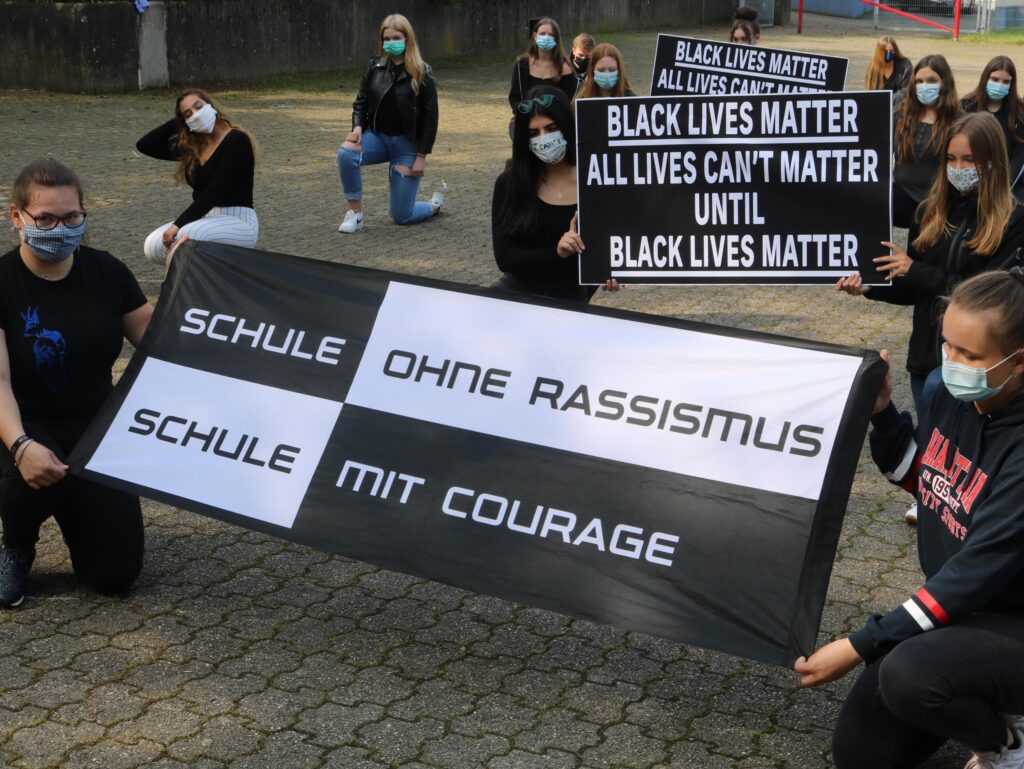 Schüler halten Banner mit "Schule ohne Rassismus" und "Black Lives Matter".