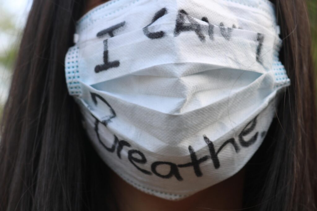 Masken mit handgeschriebenen Worten auf der Vorderseite.