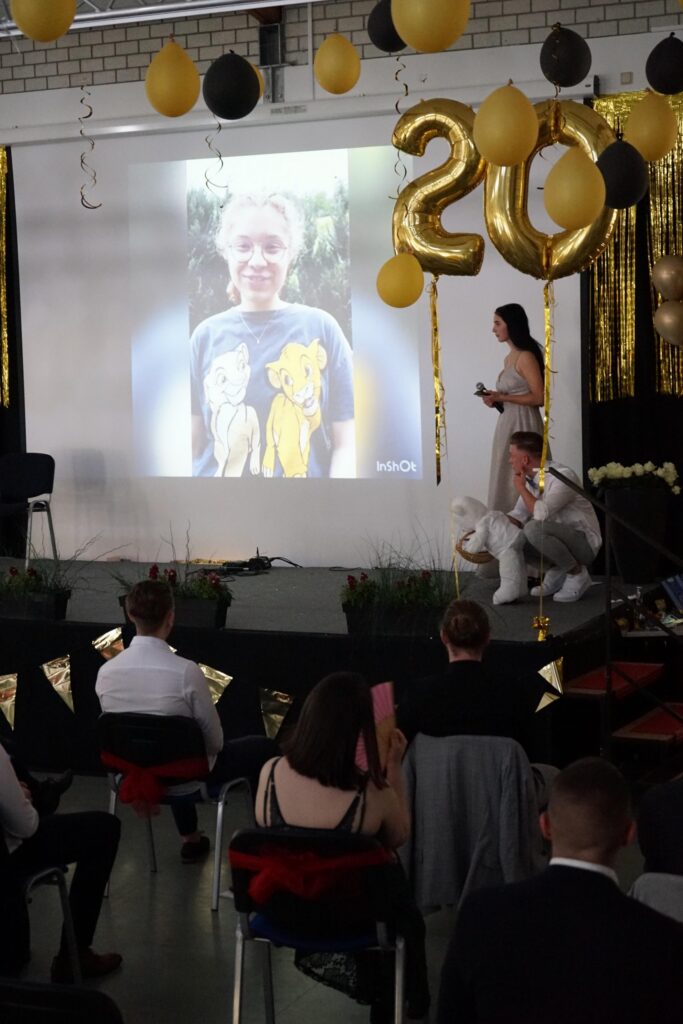Jubiläumsfeier mit Präsentation und Dekoration aus Luftballons.