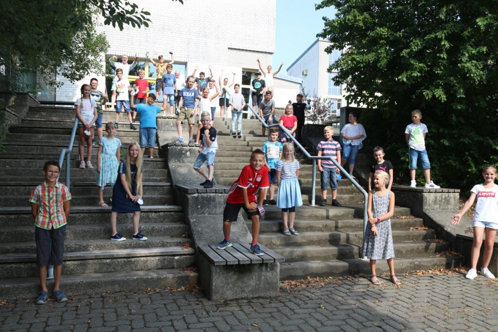 Schüler stehen auf Treppen und posieren für ein Gruppenfoto.