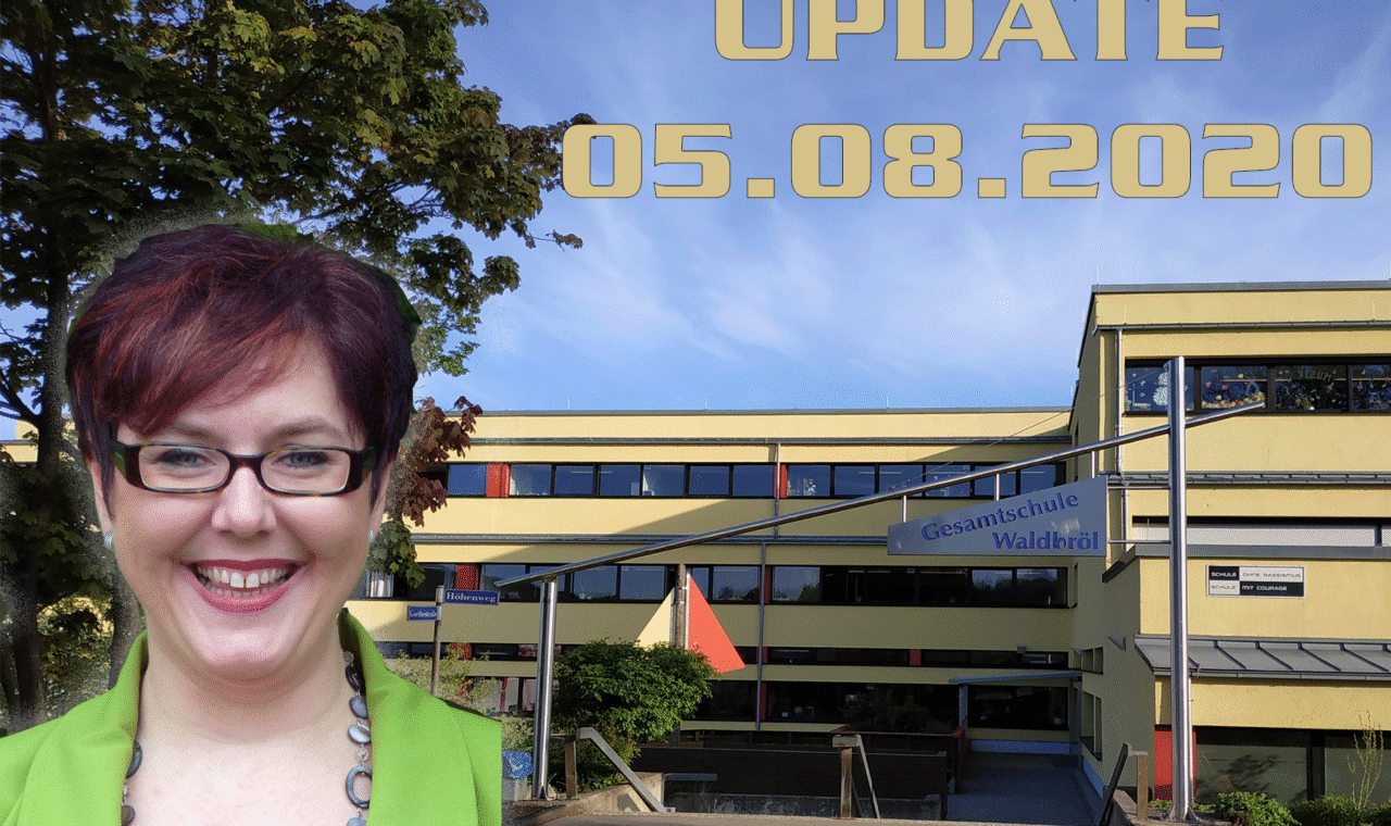 Frau mit Brille vor Schulgebäude, darüber der Text "UPDATE 05.08.2020".
