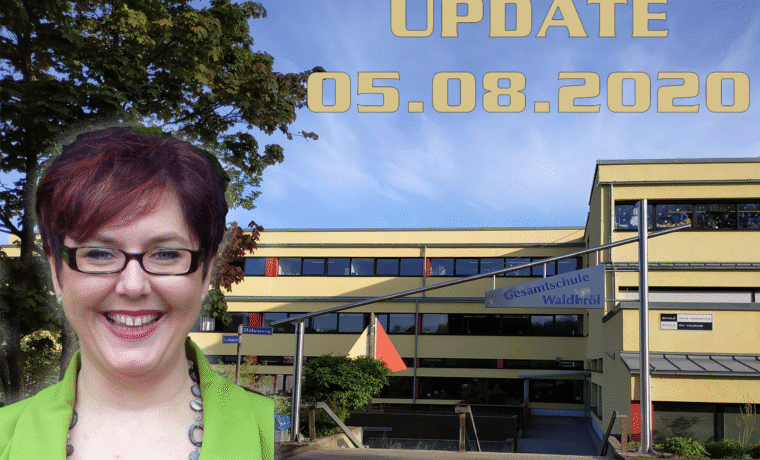 Frau mit Brille vor Schulgebäude, darüber der Text "UPDATE 05.08.2020".