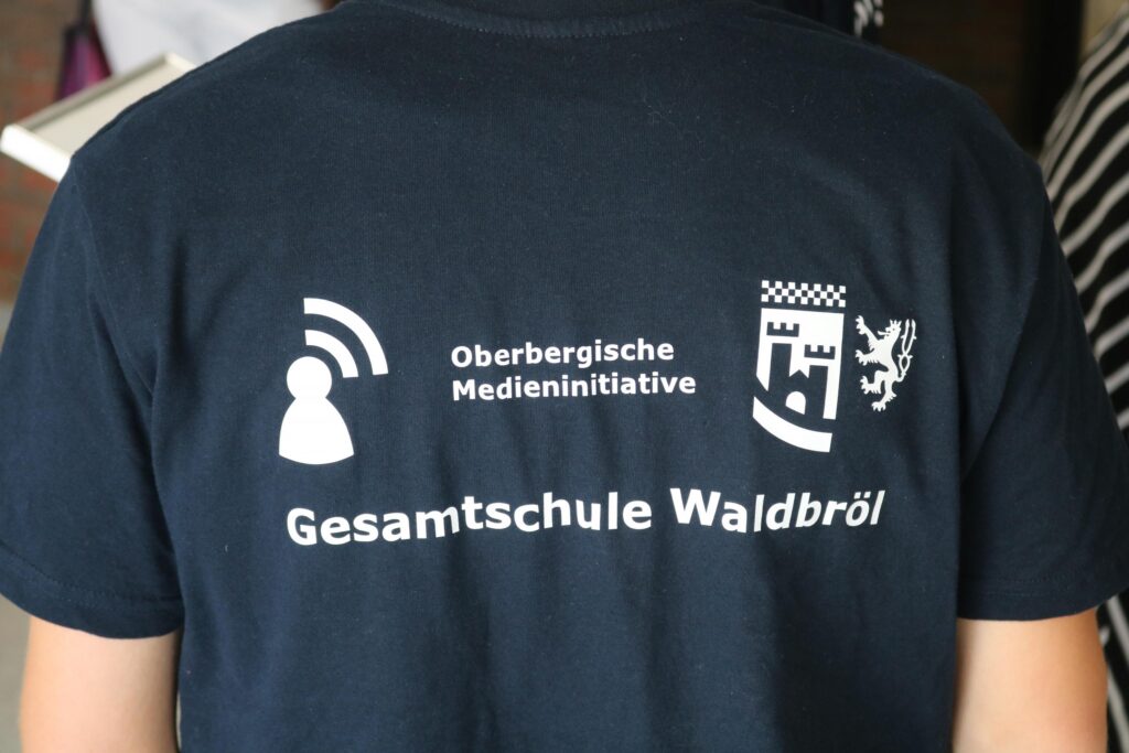 T-Shirt mit Logo der Gesamtschule Waldbröl und Oberbergischer Medieninitiative.