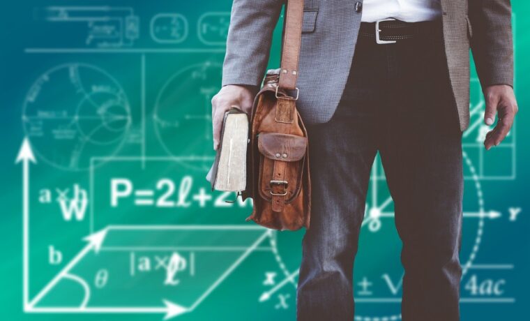 Lehrer mit Umhängetasche und Lehrbuch vor einer Tafel mit mathematischen Formeln.