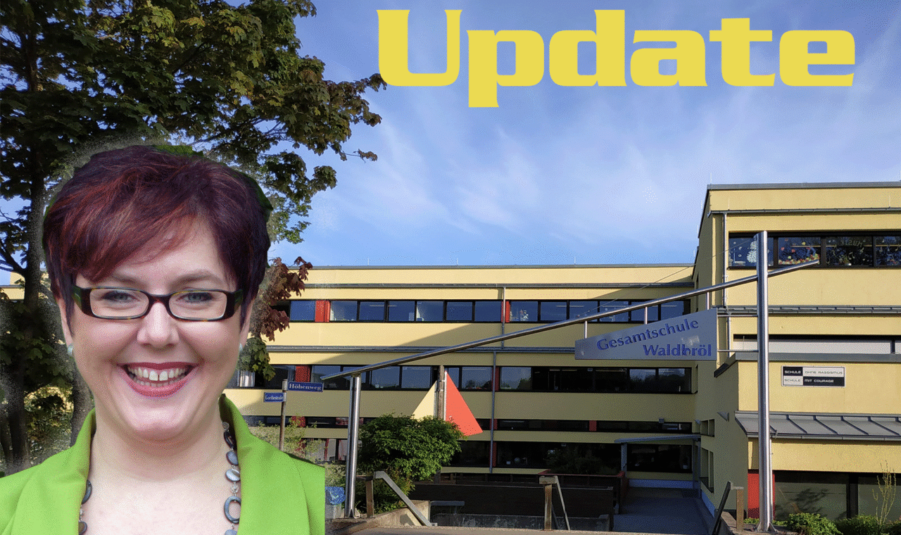 Frau mit Brille lächelt vor einem Schulgebäude, Text: "Update".
