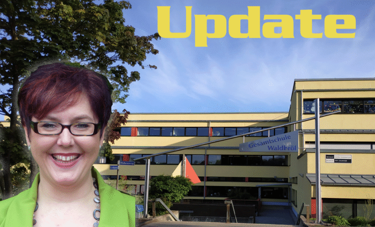 Frau mit Brille lächelt vor einem Schulgebäude, Text: "Update".