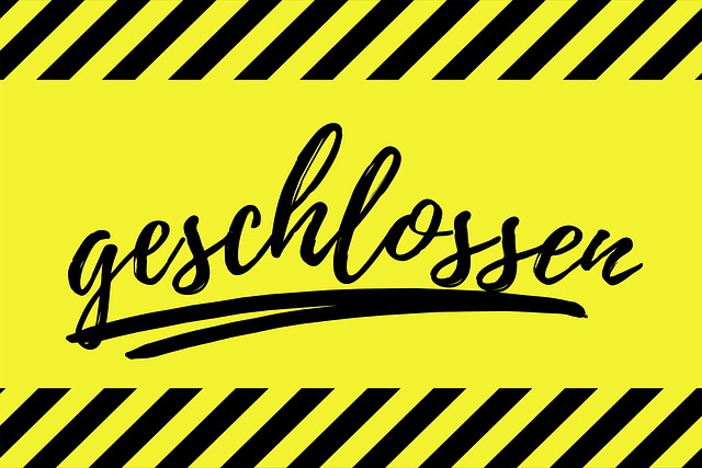 Ein gelbes Schild mit dem Wort "geschlossen" in schwarzer Schrift.