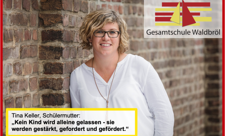 Frau steht vor einer Ziegelwand und spricht über die Förderung von Kindern.