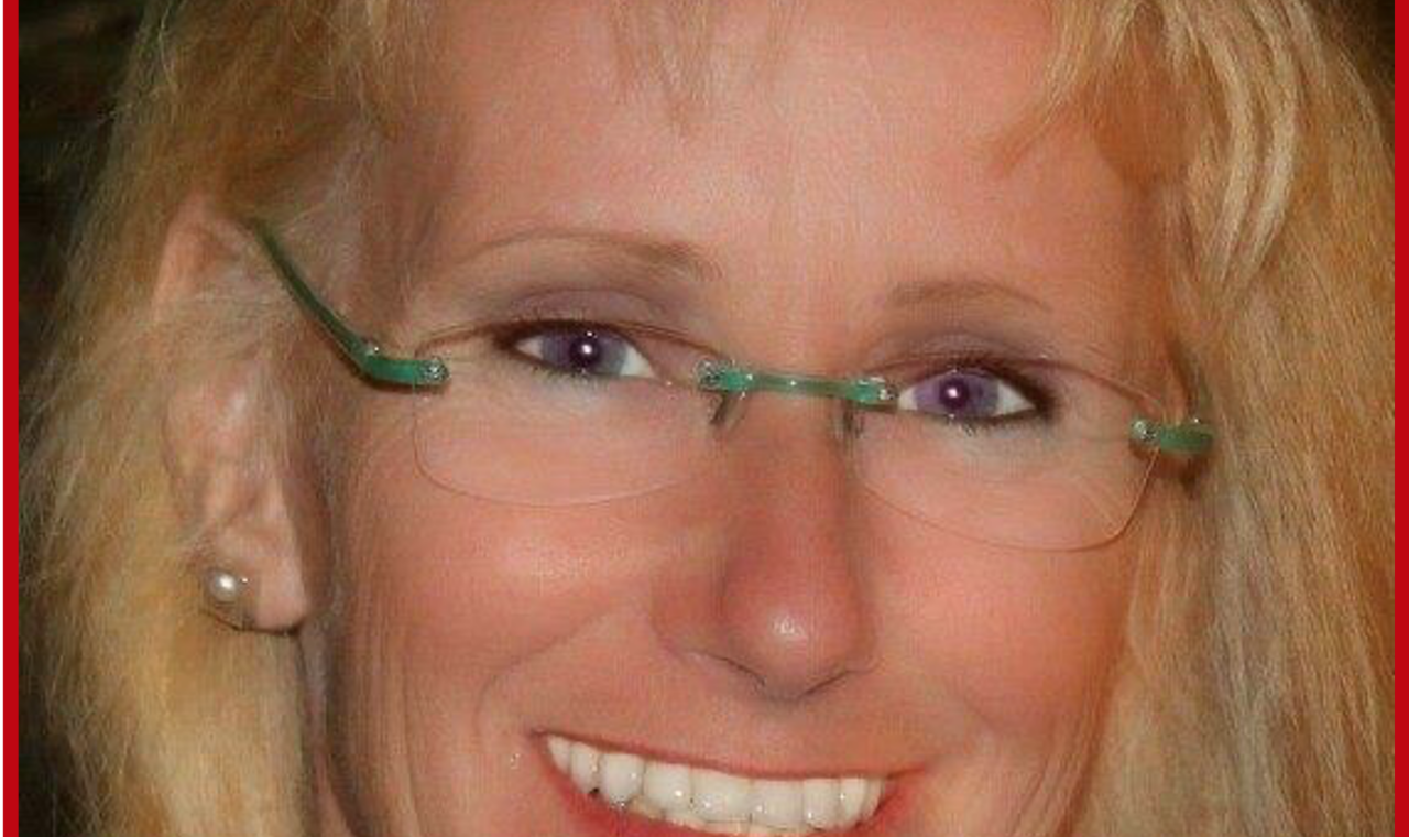 Schülermutter Andrea Schirp mit Brille lächelt in die Kamera.