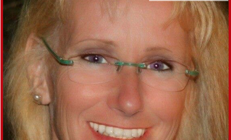 Schülermutter Andrea Schirp mit Brille lächelt in die Kamera.
