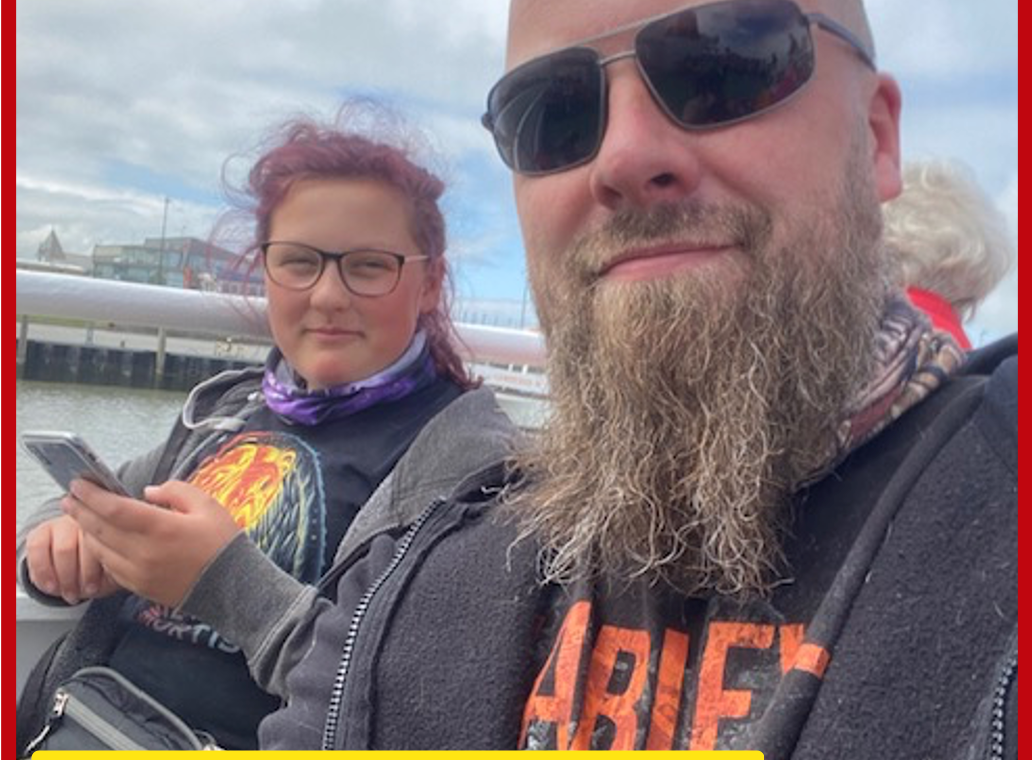 Christoph Hönscheid und eine Frau sitzen im Freien und schauen in die Kamera.