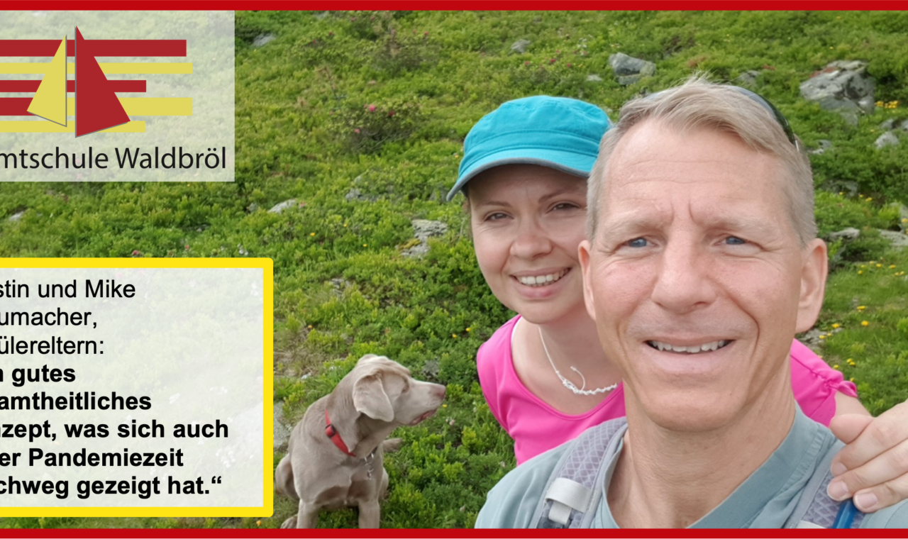 Kerstin und Mike Schumacher stehen im Freien mit einem Hund auf grüner Wiese.