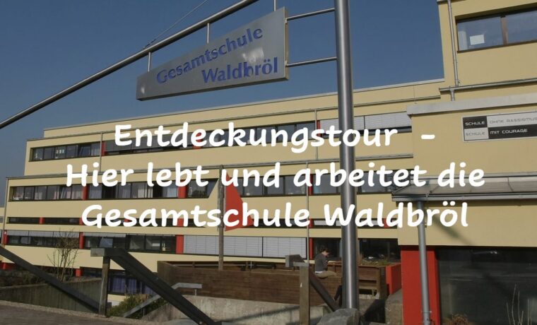 Das Bild zeigt das Gebäude der Gesamtschule Waldbröl mit einem Schild zur Entdeckungstour.