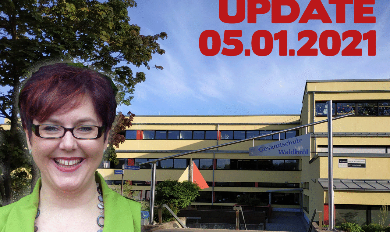 Frau mit Brille vor Schulgebäude, Update-Datum 05.01.2021 in roter Schrift.