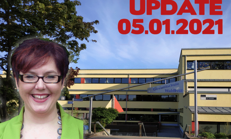 Frau mit Brille vor Schulgebäude, Update-Datum 05.01.2021 in roter Schrift.