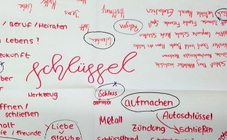 Eine große, beschriftete Papierseite mit dem Wort "Schlüssel" in der Mitte.