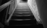 Eine Treppe, die nach oben führt, in Schwarz-Weiß-Fotografie.