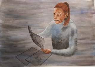 Eine Person sitzt und betrachtet mehrere Blätter Papier.