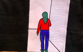 Eine Person mit grünen Haaren in roter Jacke und blauen Hosen läuft durch einen Raum.