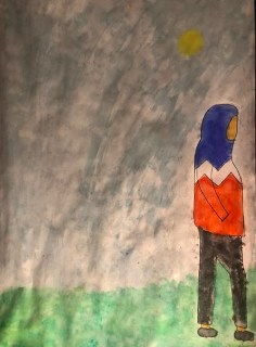 Eine person im Regen, trägt eine bunte Jacke und steht auf grünem Boden.
