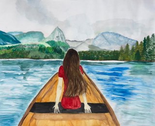 Mädchen in rotem Kleid sitzt im Boot und blickt auf eine Berglandschaft.