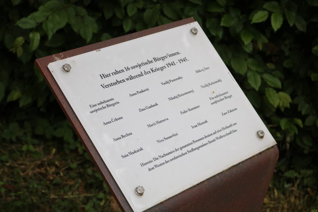Tafel mit Informationen zu Verfolgten während der Jahre 1940–1945.