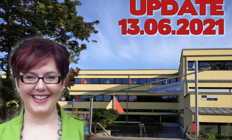 Frau mit Brille lächelt vor einem Schulgebäude, Datum oben links: 13.06.2021.