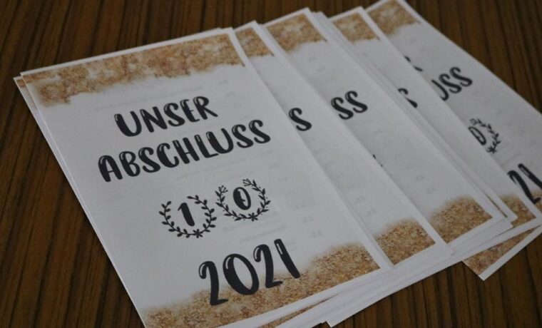 Deckblätter von Abschlussheften 2021 mit der Aufschrift "Unser Abschluss".